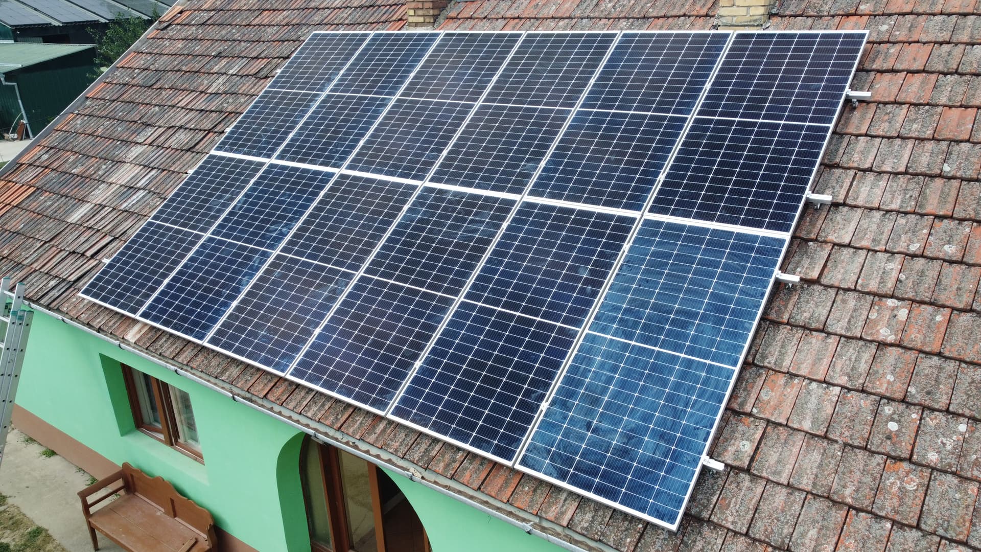 Pogled iz vazduha na solarne instalacije