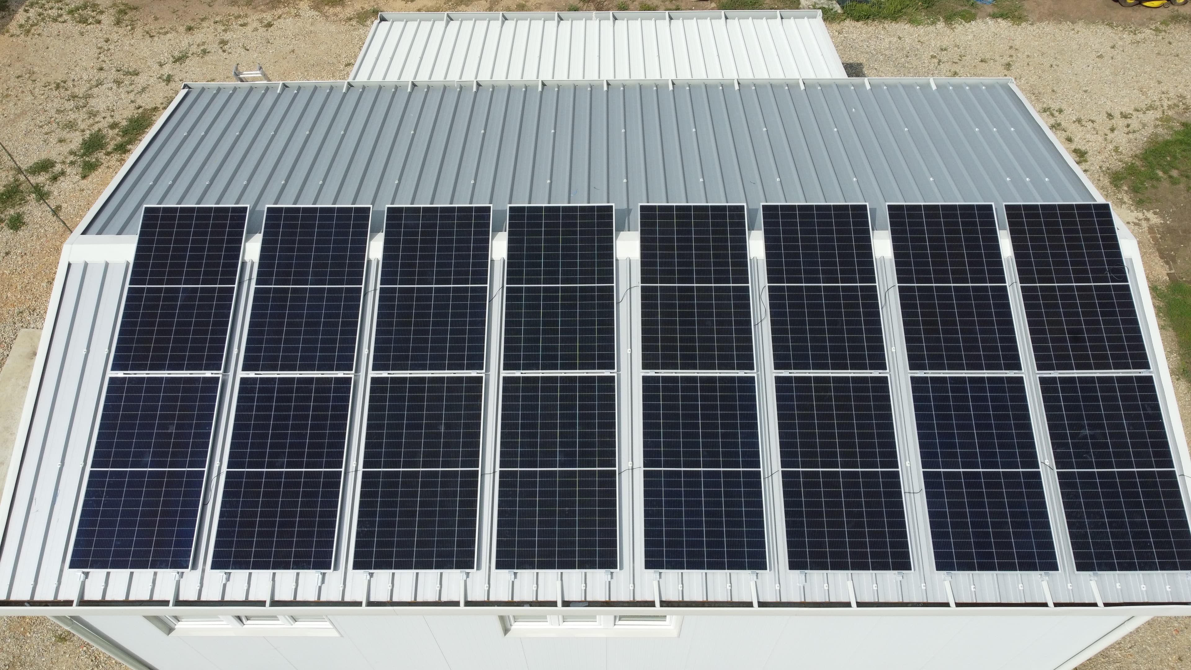 Stambeni objekat sa panelima