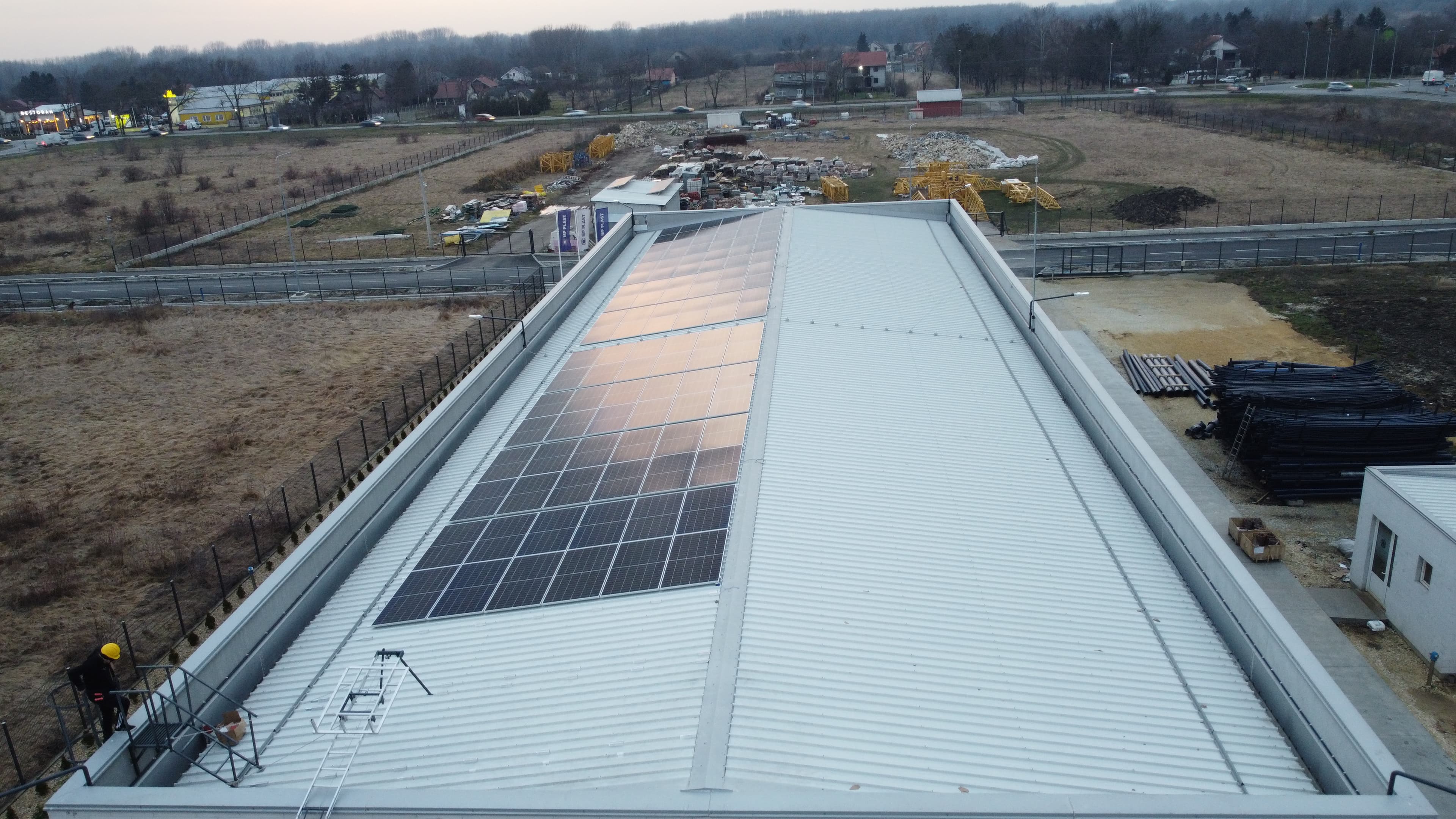 Solarni niz na krovu hale